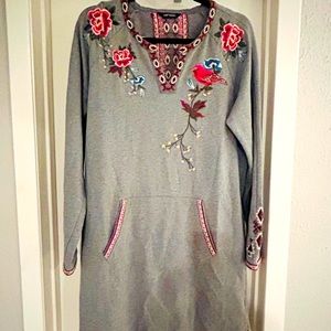 A cute DRIFTWOOD long sleeved casual dress with floral appliqué. Size XL!